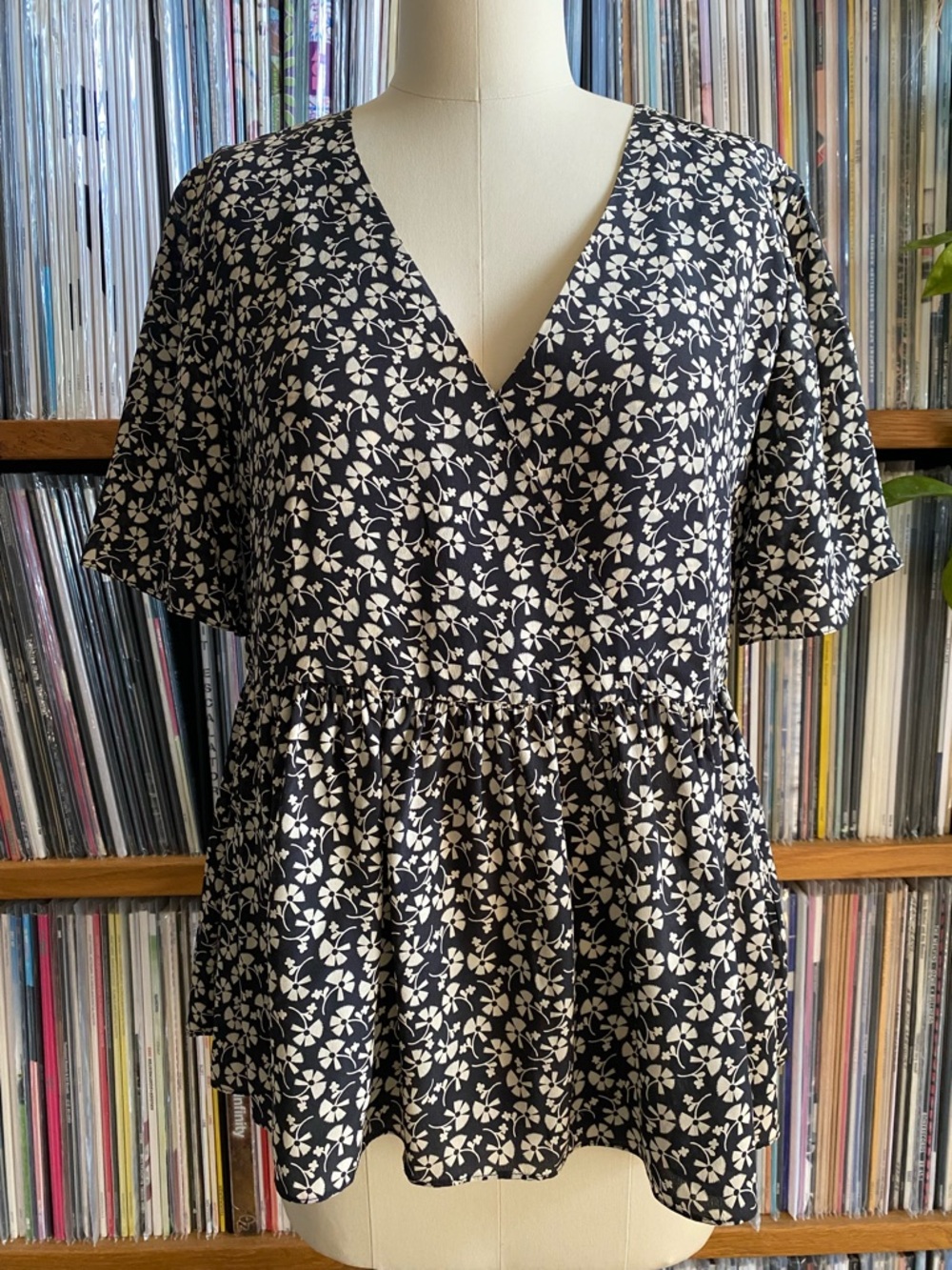 EUC ORLA KIELY - Black & Cream Floral V-Neck Peplum Top - Size 4US